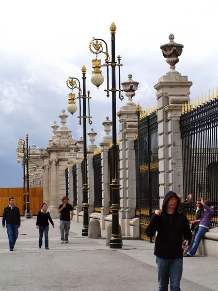 Глазами очевидцев: дворец и фонари. Приехали в Мадрид
